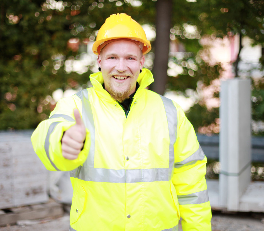 Arbeiter zeigt sichere Warnkleidung