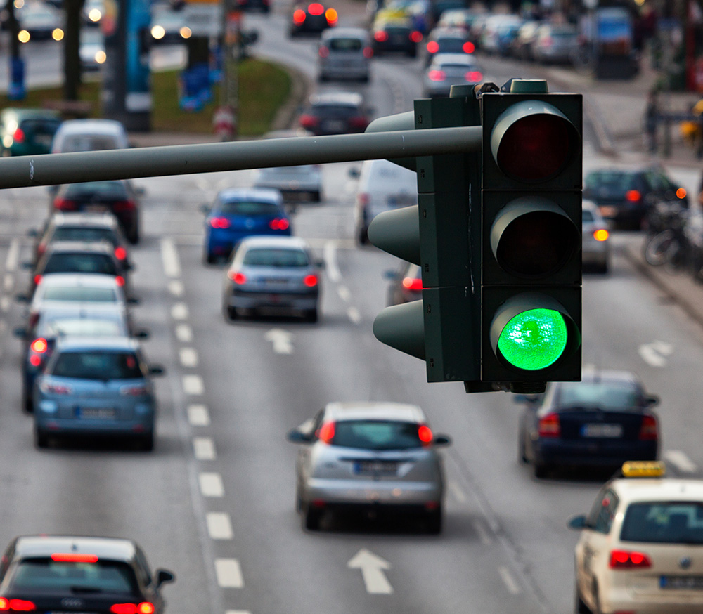 Fließender Verkehr bei einer grün geschalteten Lichtsignalanlage