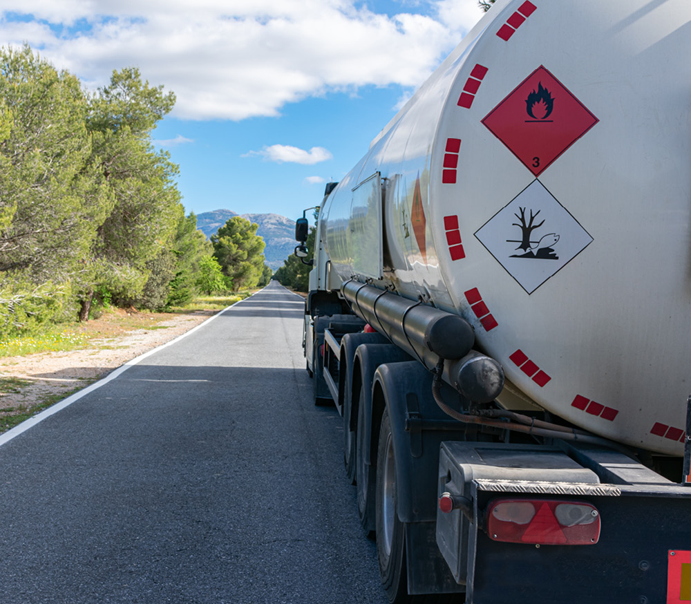 LKW transportiert Gefahrgut